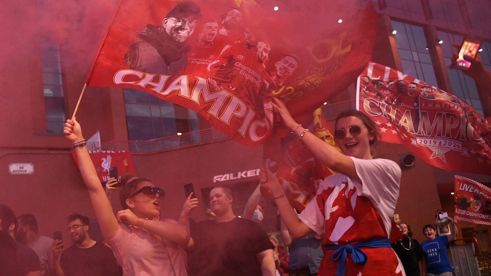 Liverpool Fans Ignore Social Distancing Protocol to Party in Thousands